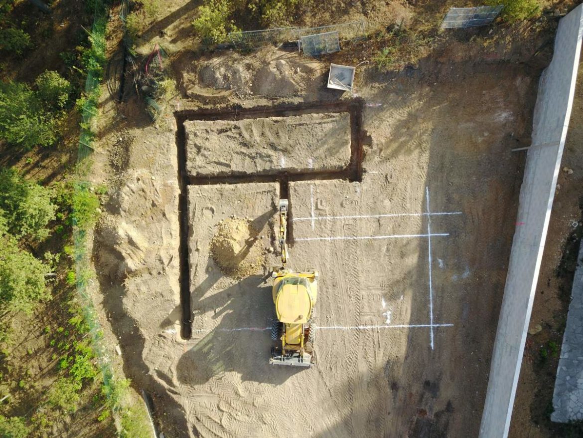 Quelle est la première étape de la construction d'une maison ?