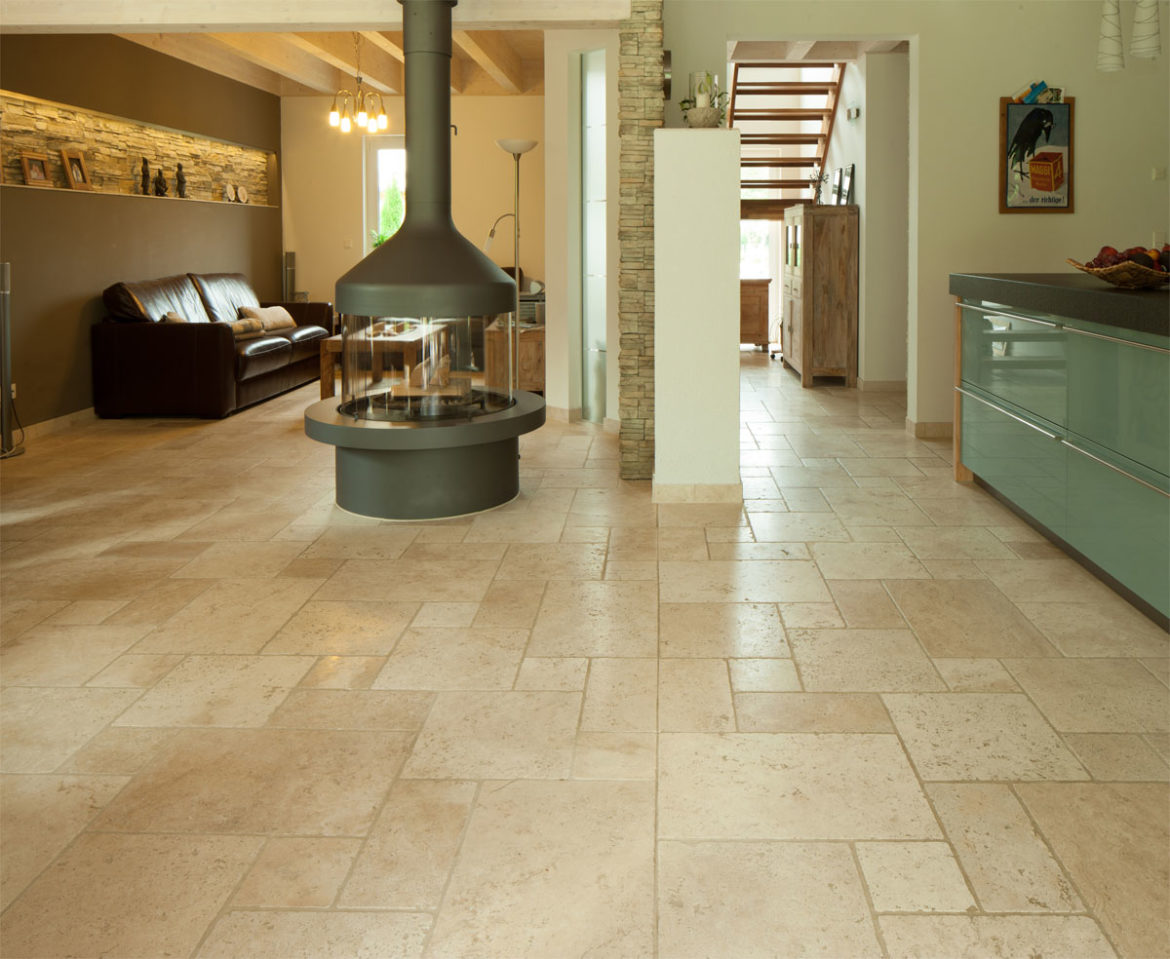 Quelle faïence avec sol en travertin ?