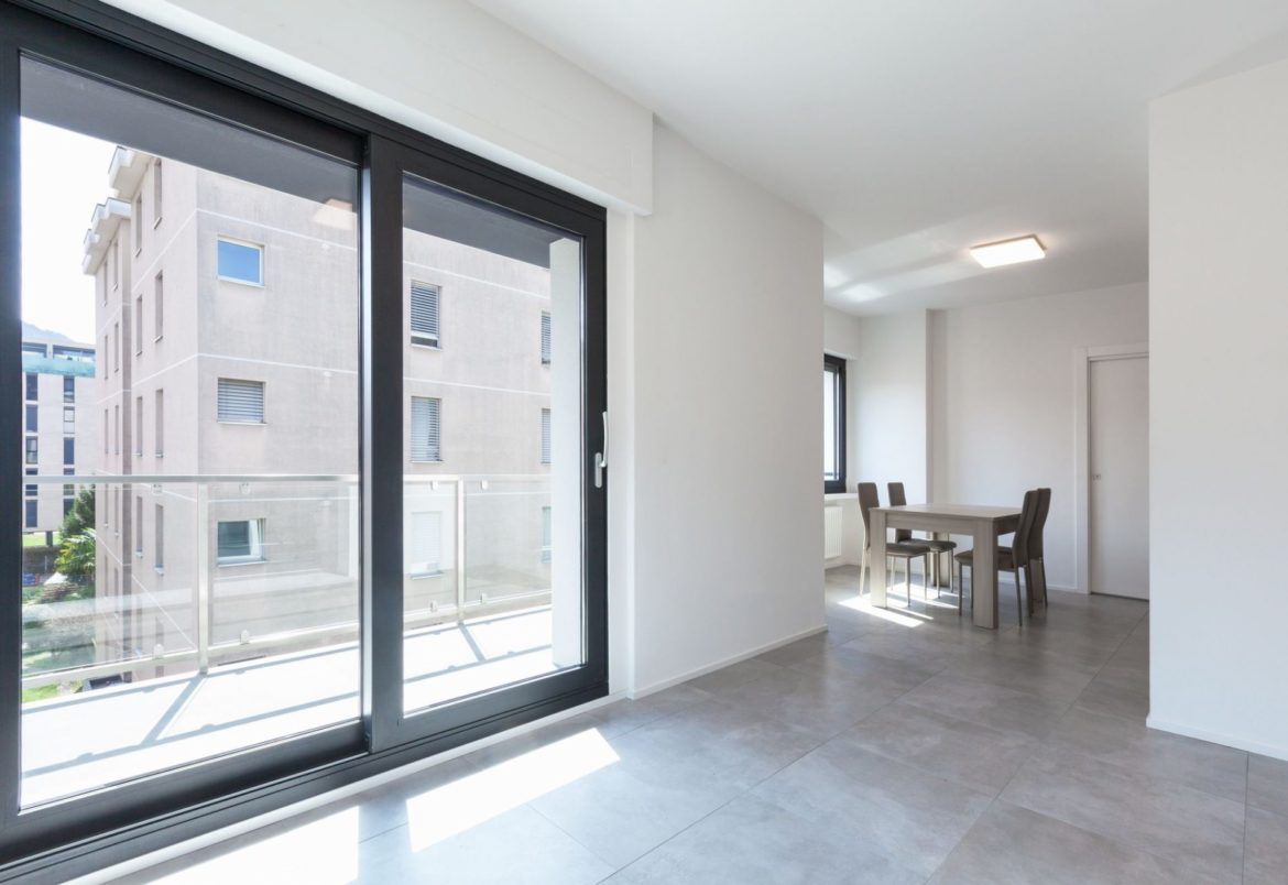 Quelle ouverture pour une porte coulissante de 73 ?