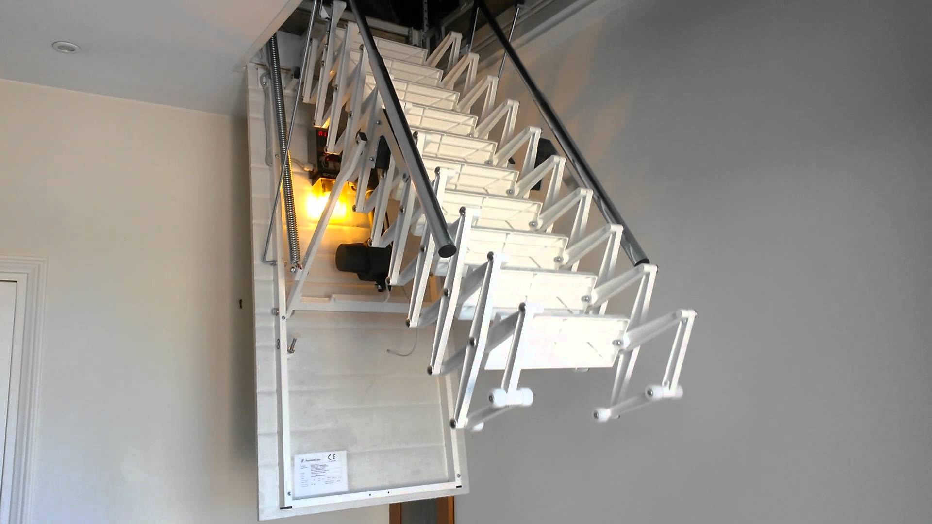 Чердачная лестница Леруа Мерлен. Выдвижная лестница на чердак. Выдвижная лестница на чердак 60х60. Выдвижная лестница на роликах.