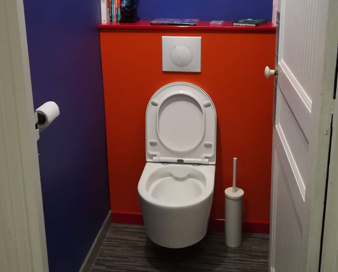 Qui pose des WC suspendu ?