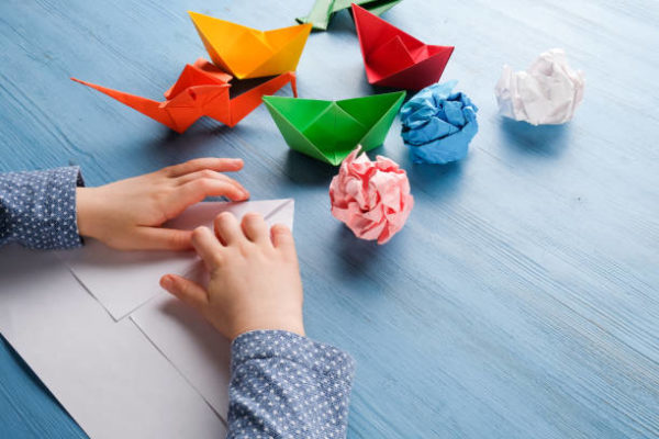 Origami simple à faire avec les enfants et célébrer la journée mondiale de l'origami 