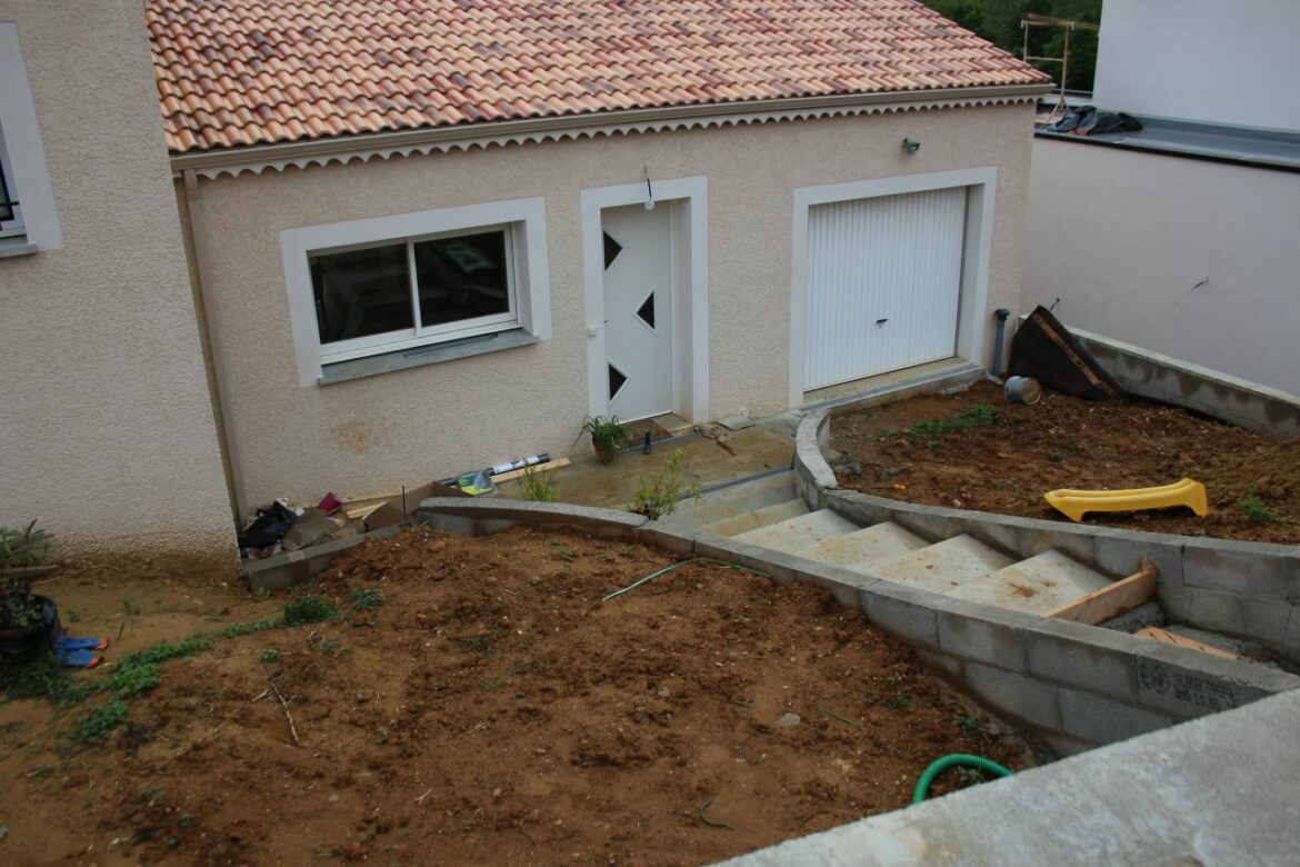 Comment aménager une entrée de garage en pente ?