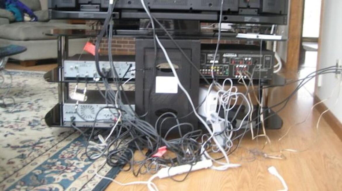 Comment bien ranger les câbles derrière la télé ?