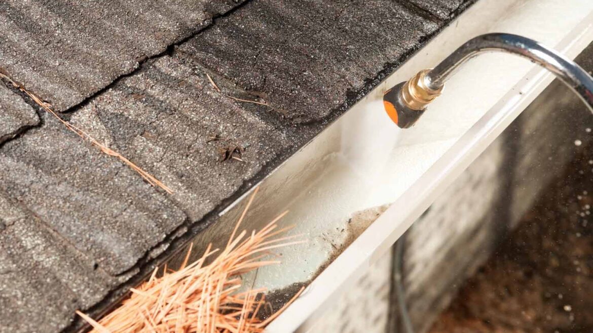 Comment coller des gouttières ?