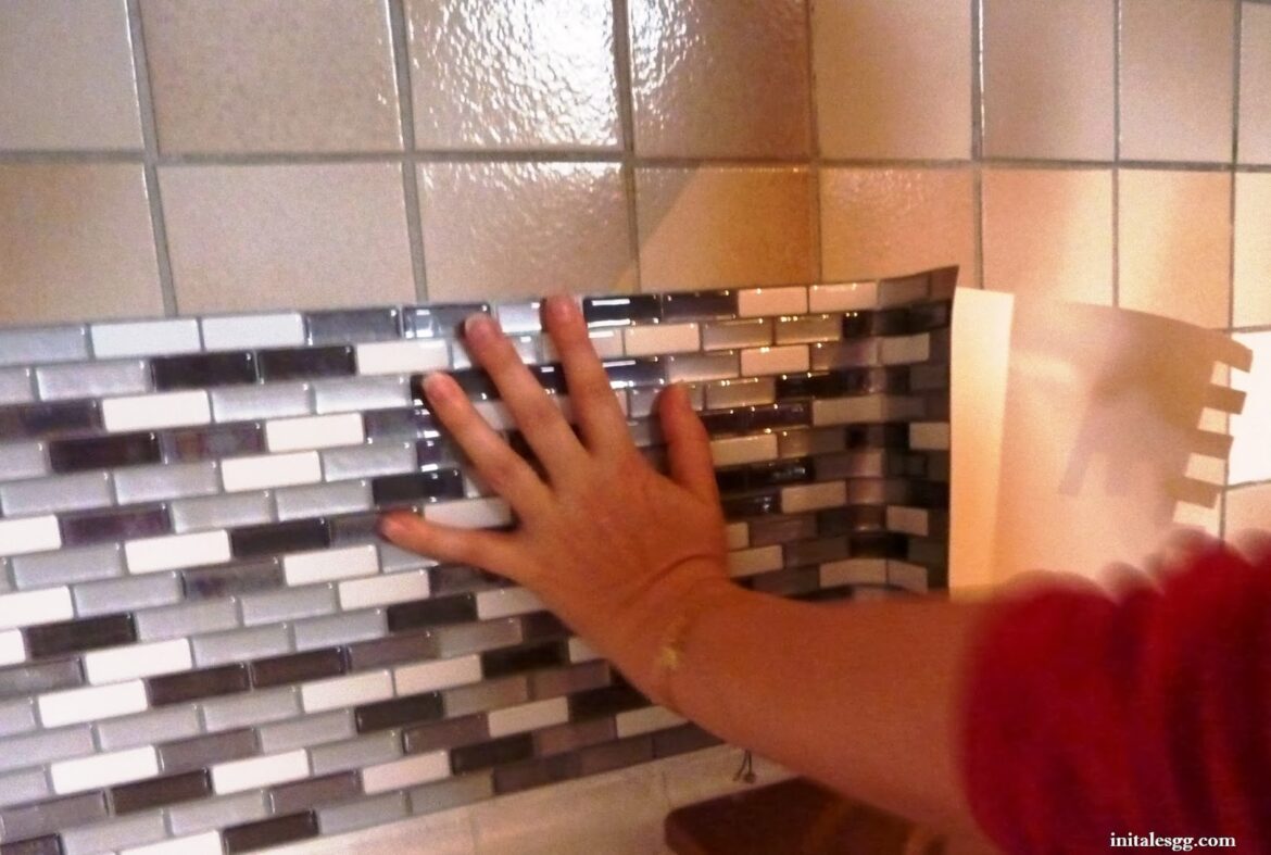 Comment coller du papier adhésif sur un mur ?