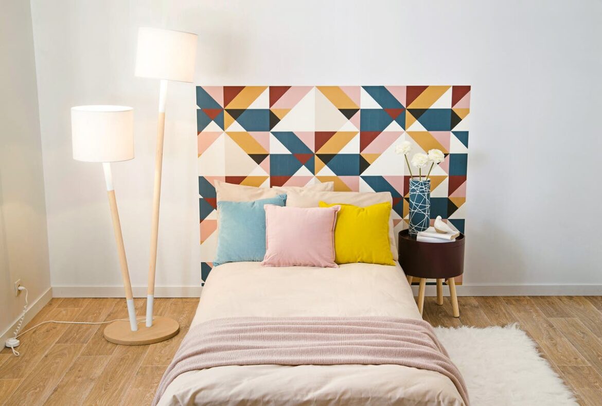 Comment créer une tête de lit avec du papier peint ?