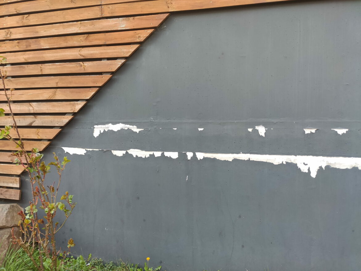 Comment enlever de la peinture qui s'écaille sur un mur extérieur ?