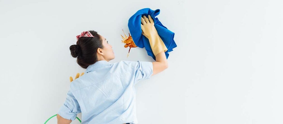 Comment enlever des taches noires sur un mur blanc ?