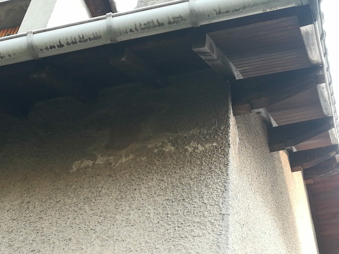 Comment enlever des taches sur un crepi extérieur ?