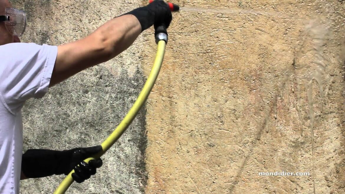 Comment enlever des taches sur un mur crépi ?