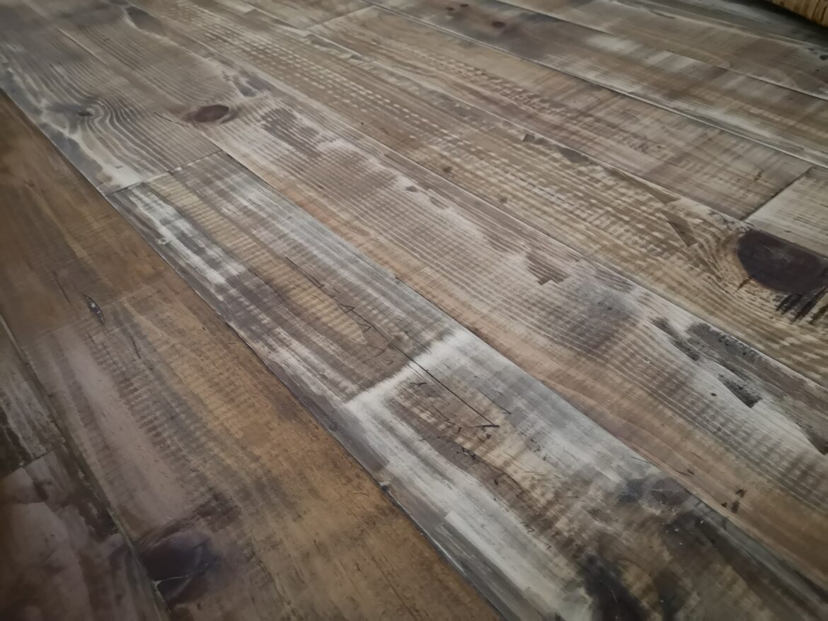 Comment enlever les taches noires sur le bois ?