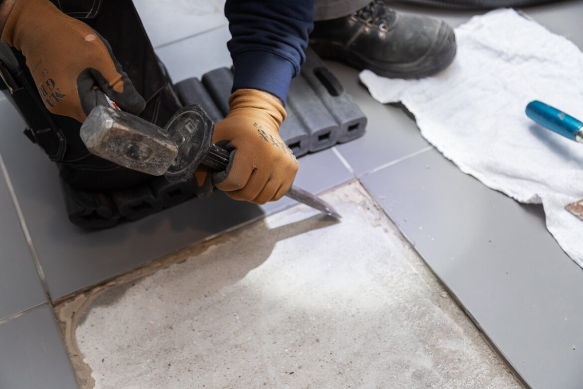 Comment enlever un carrelage au mur sans casser les autres ?