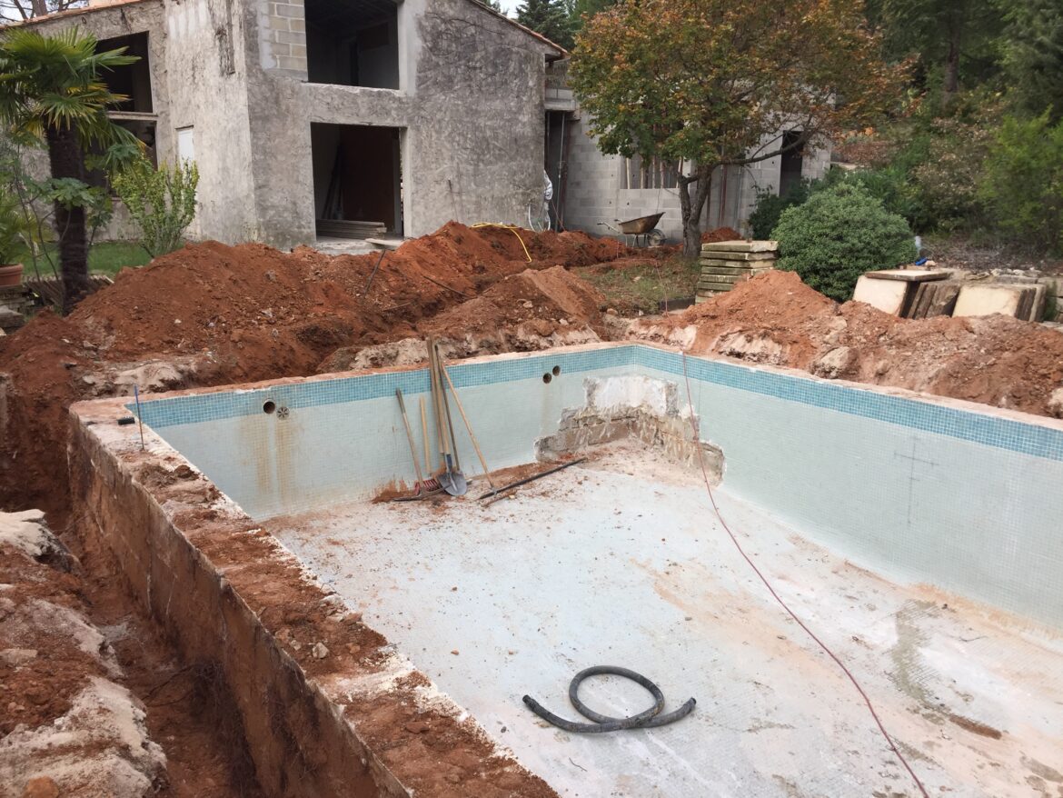 Comment étancher une piscine carrelée ?