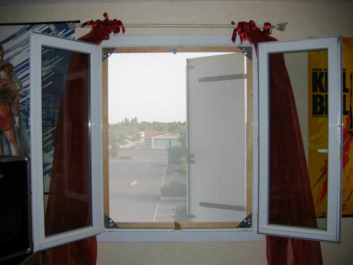 Comment faire tenir de la toile moustiquaire ?