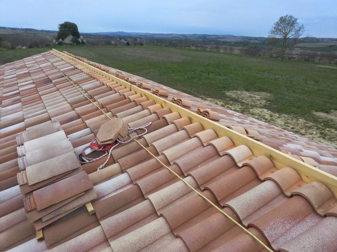 Comment faire tenir des tuiles de faîtage ?