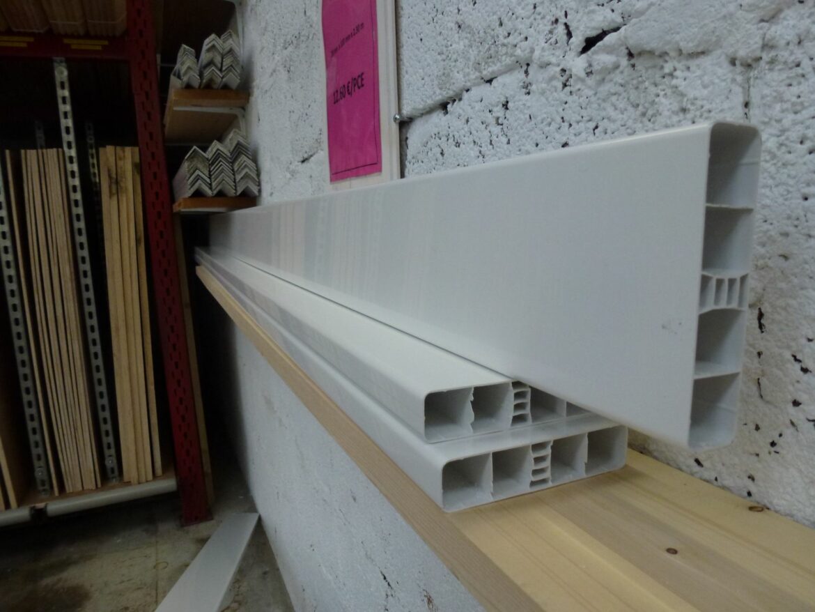 Comment fixer des lames PVC sur un portail ?