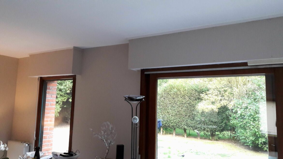 Comment habiller une fenêtre avec un coffre de volet roulant ?