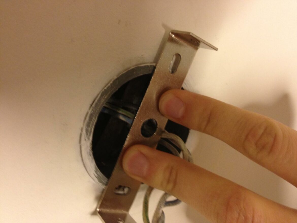 Comment installer un plafonnier sans percer ?