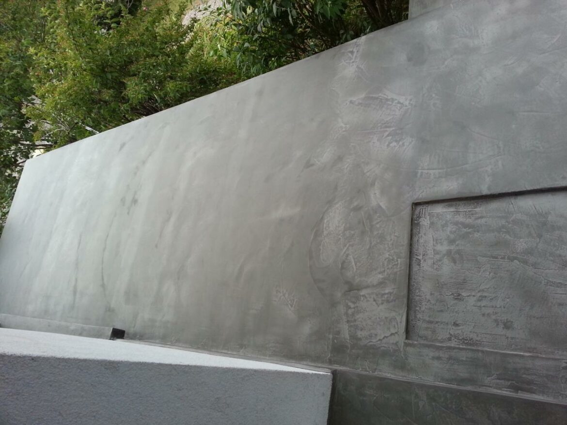 Comment lisser un mur en béton extérieur ?