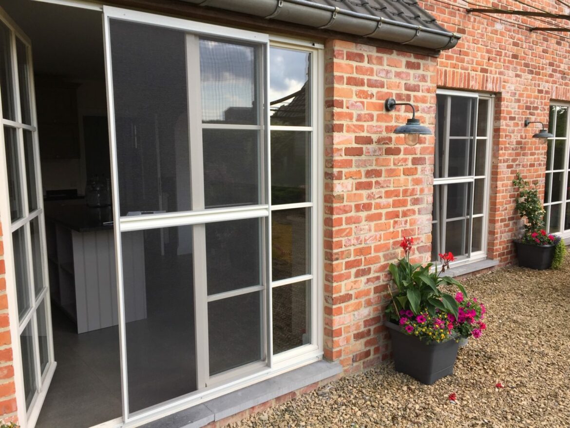 Comment mettre une moustiquaire sur une baie vitrée ?