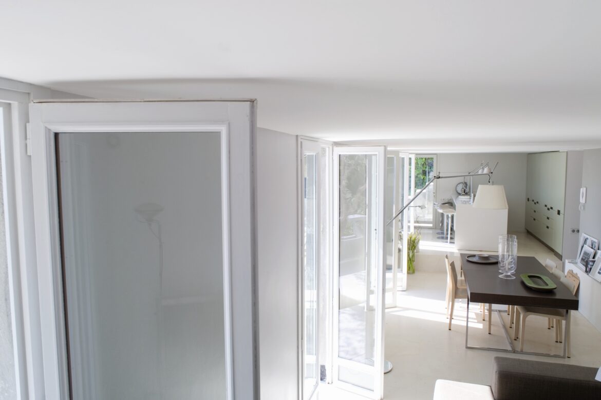 Comment peindre une pièce avec un plafond bas ?