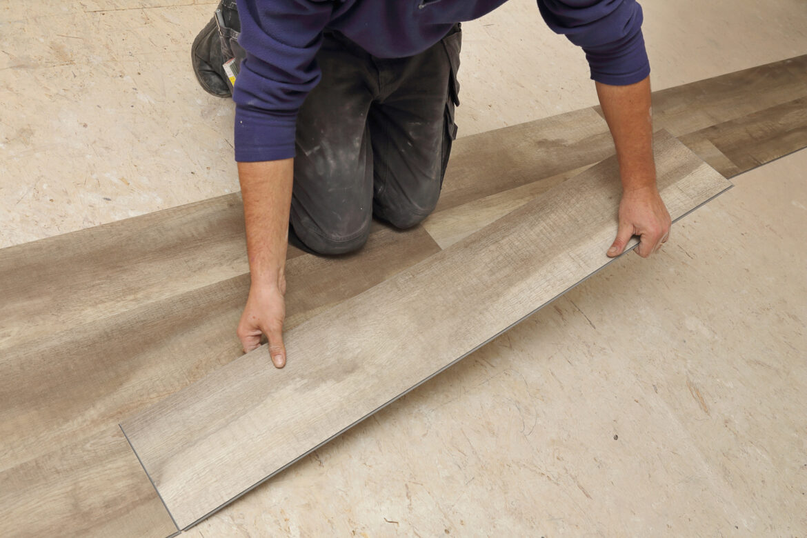 Comment poser du lino sur du parquet sans colle ?