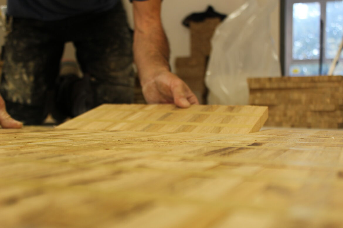 Comment poser du parquet sur un sol chauffant ?