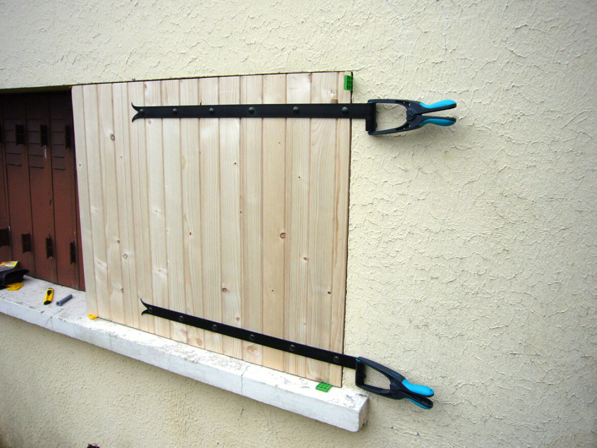 Comment poser les gonds de volets ?