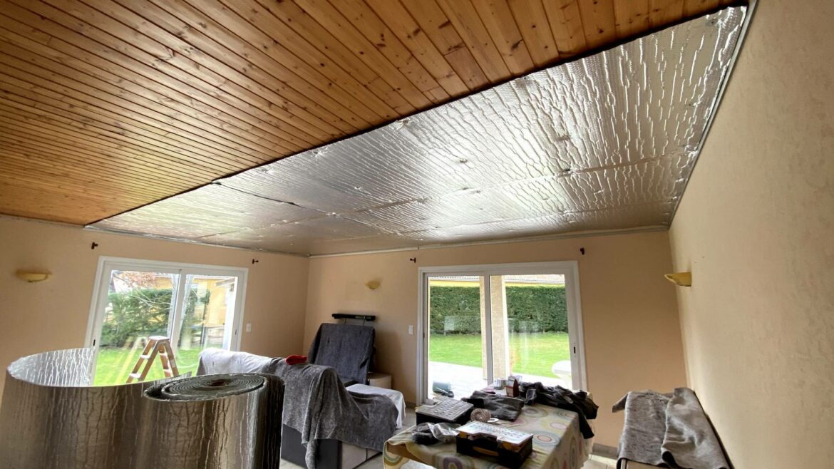 Comment recouvrir un plafond en lambris ?