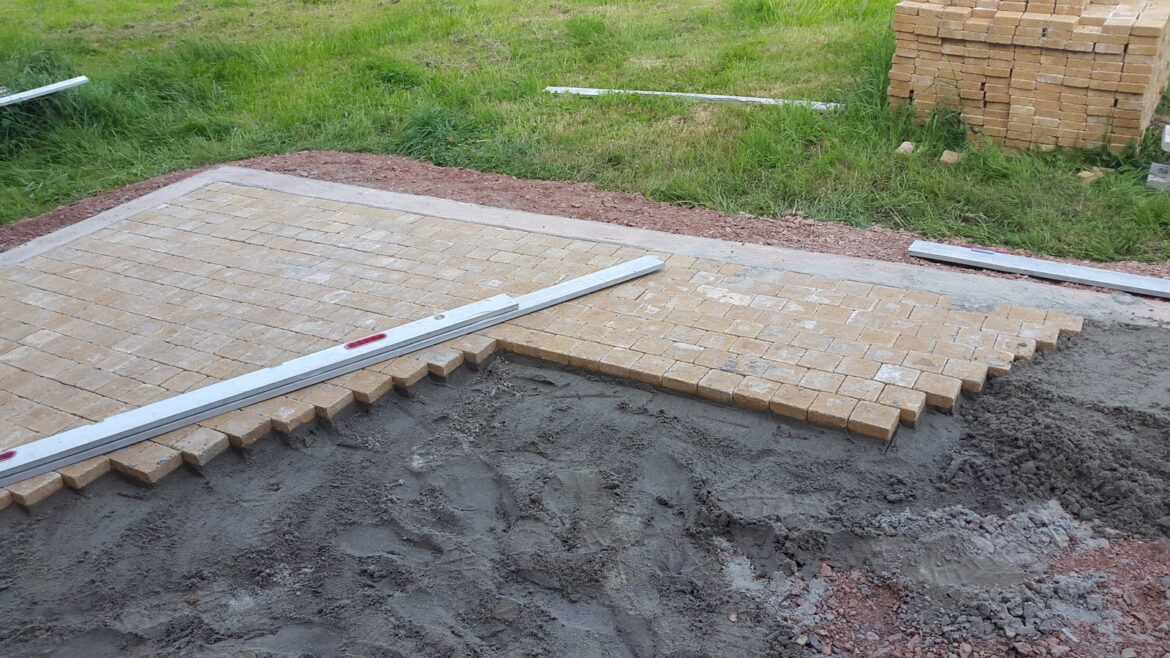 Comment rénover une terrasse en pavé ?