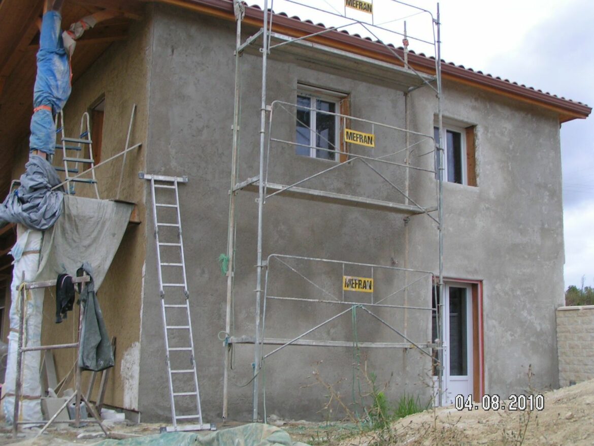 Est-ce que l'enduit tient sur le bois ?