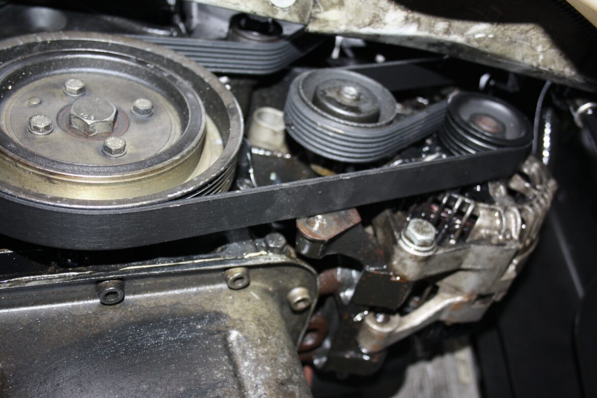 Où se trouve la courroie d'accessoire ?