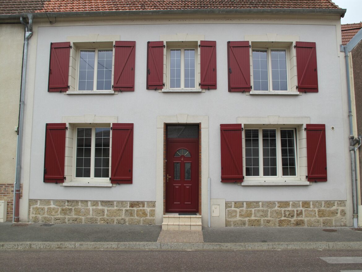 Quelle couleur de façade avec des volets rouges ?