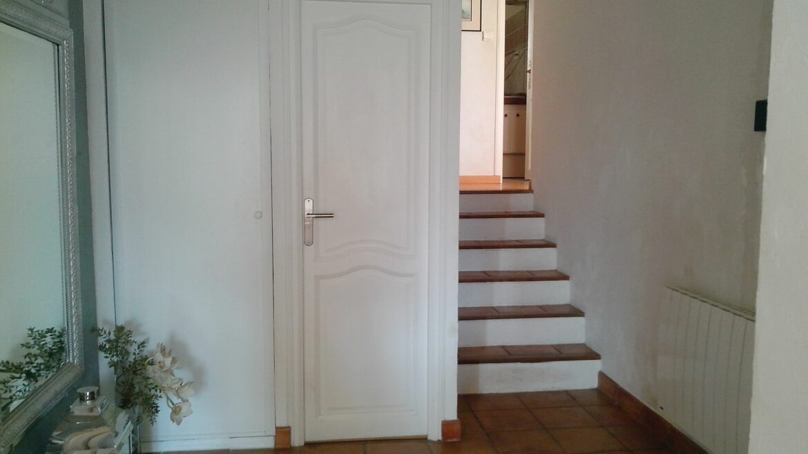 Comment cacher une porte condamnée ?