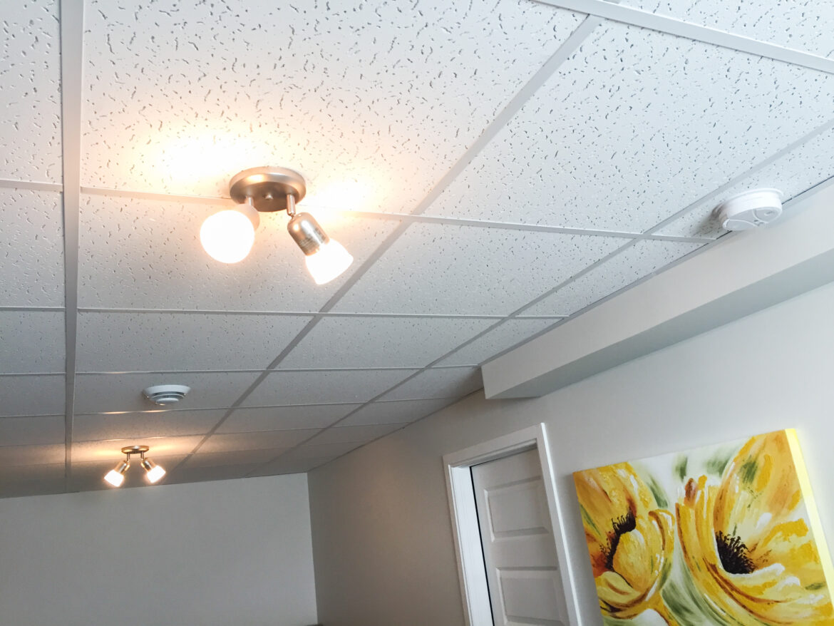 Comment couper des tuiles de plafond suspendu ?