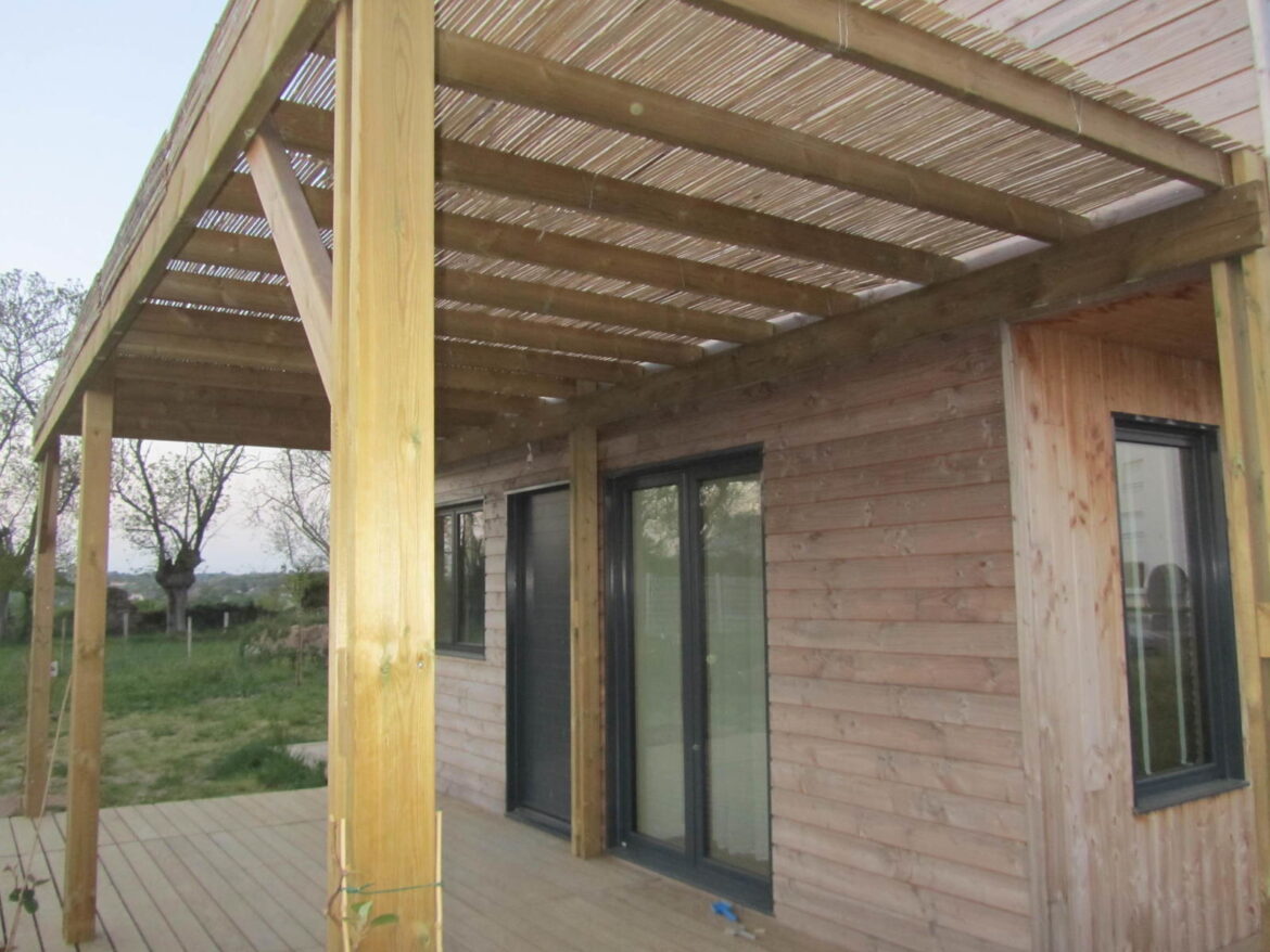 Comment couvrir le toit d'une pergola ?