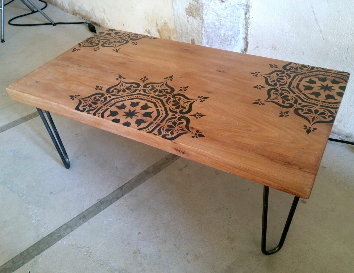 Comment customiser une petite table ?