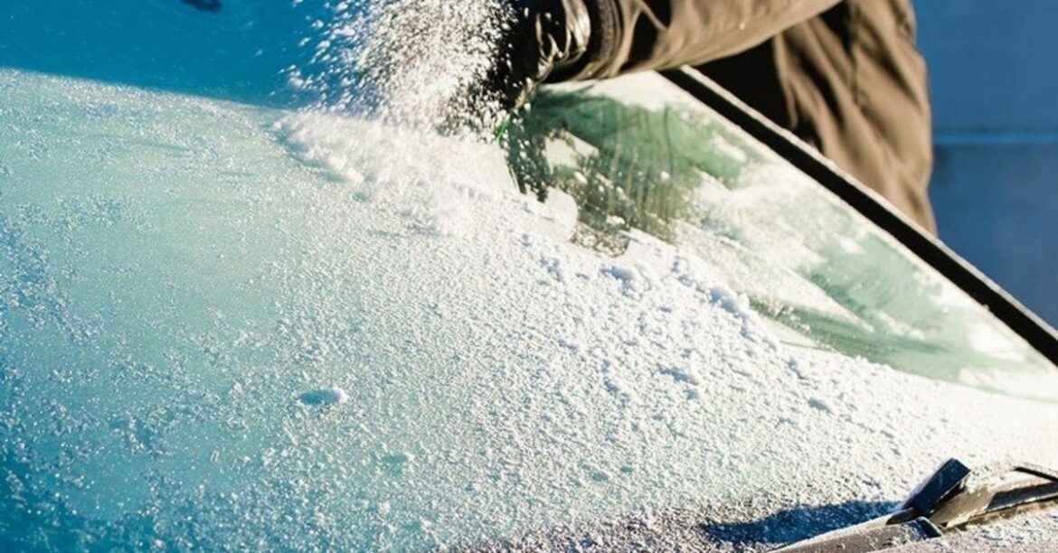 Comment dégivrer un pare-brise rapidement ?