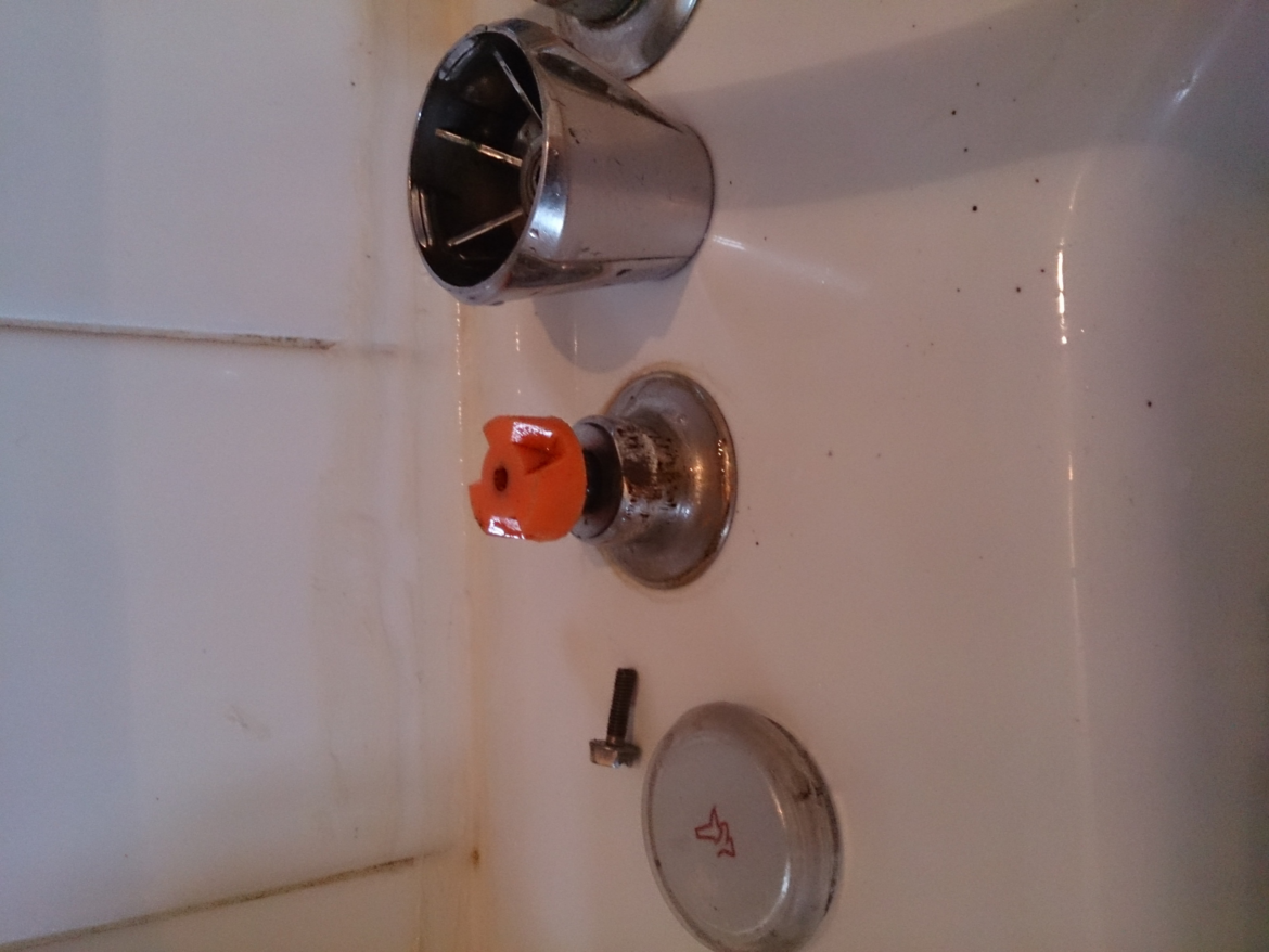 Comment dévisser un robinet sans vis apparente ?