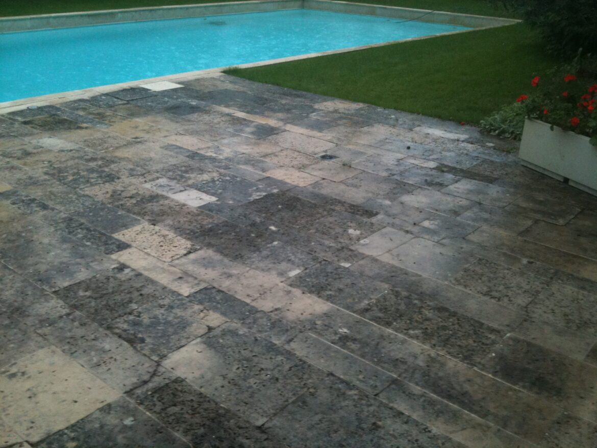 Comment enlever les taches noires sur les dalles de piscine ?