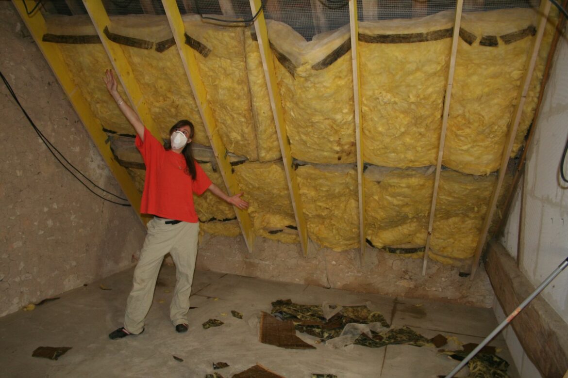 Comment faire tenir de la laine de verre entre les chevrons ?