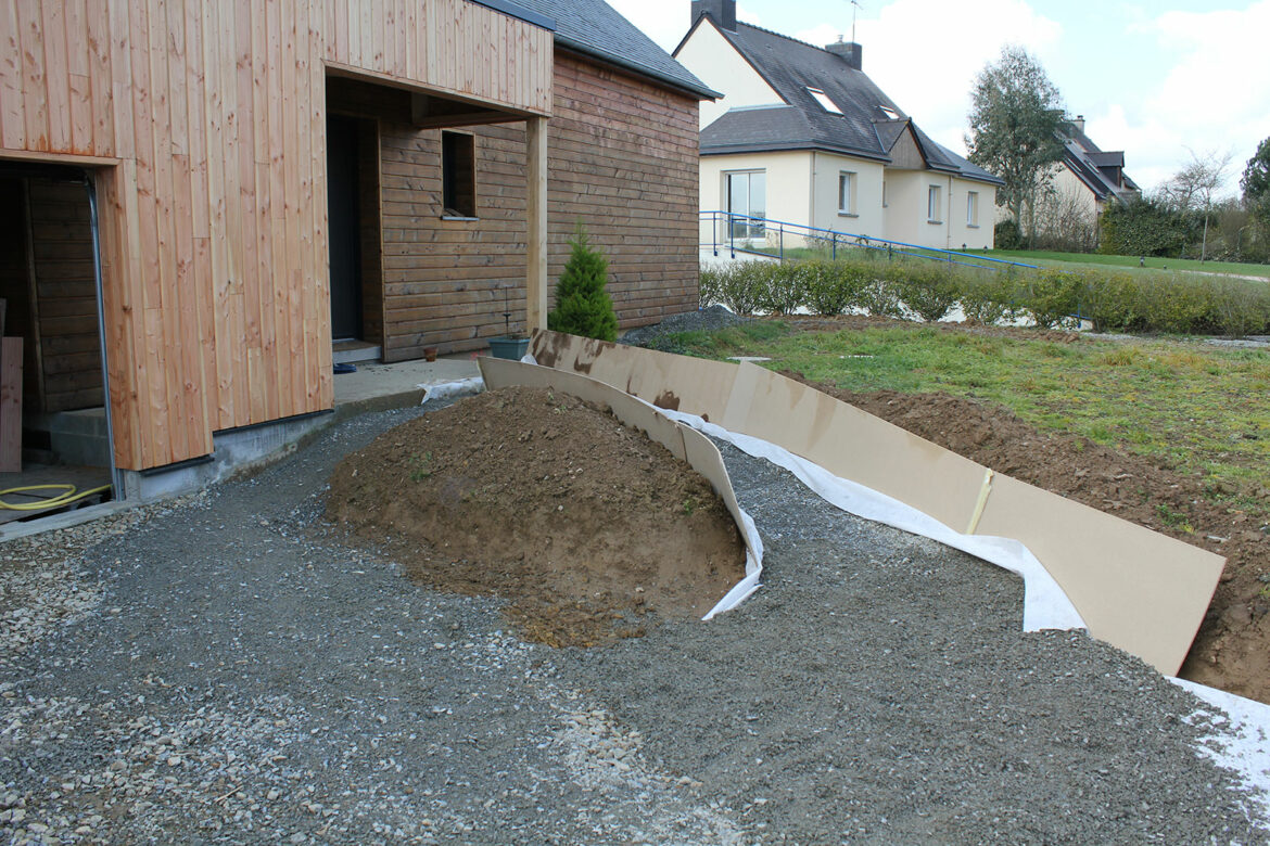 Comment faire tenir du gravier sur une pente ?