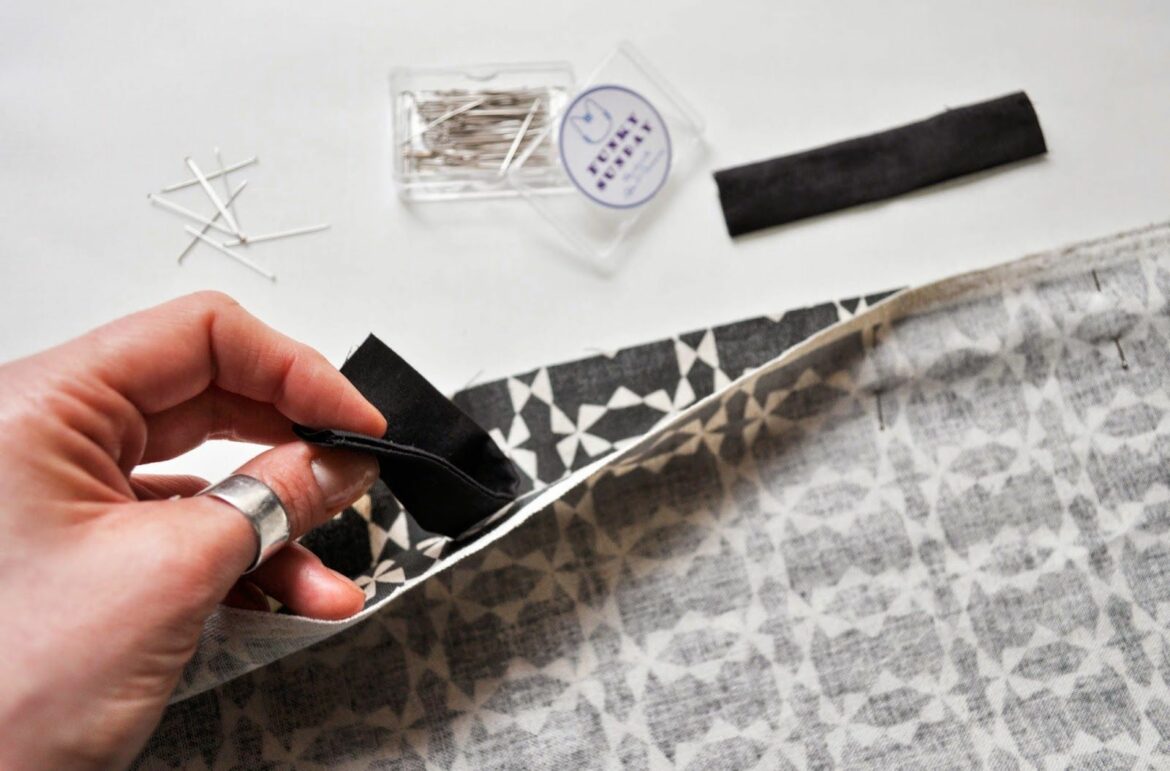 Comment faire tenir un boudin bas de porte ?