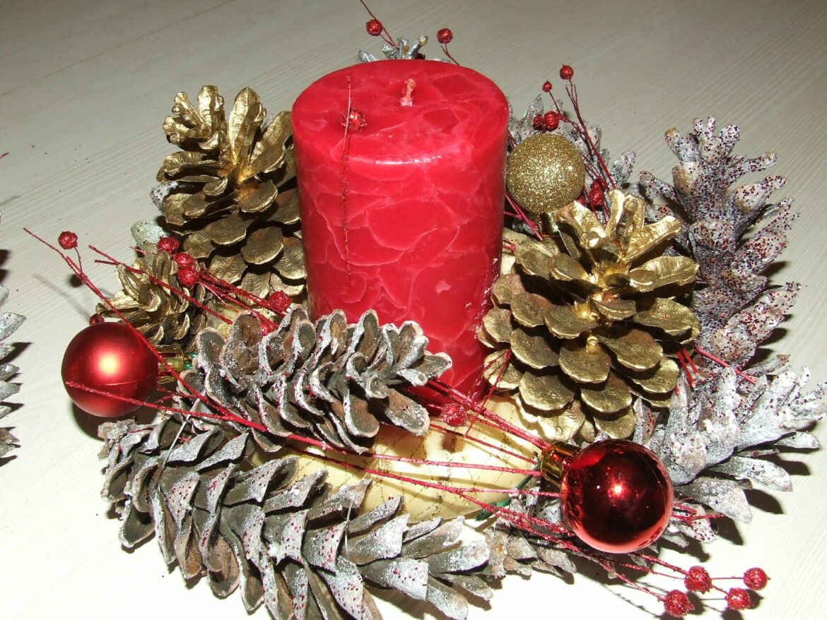 Comment faire un bougeoir avec une pomme de pin ?