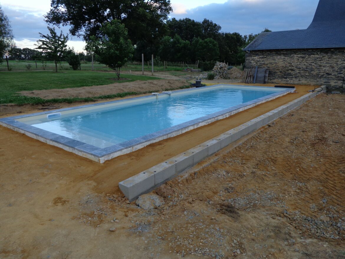 Comment faire une terrasse en béton autour d'une piscine ?