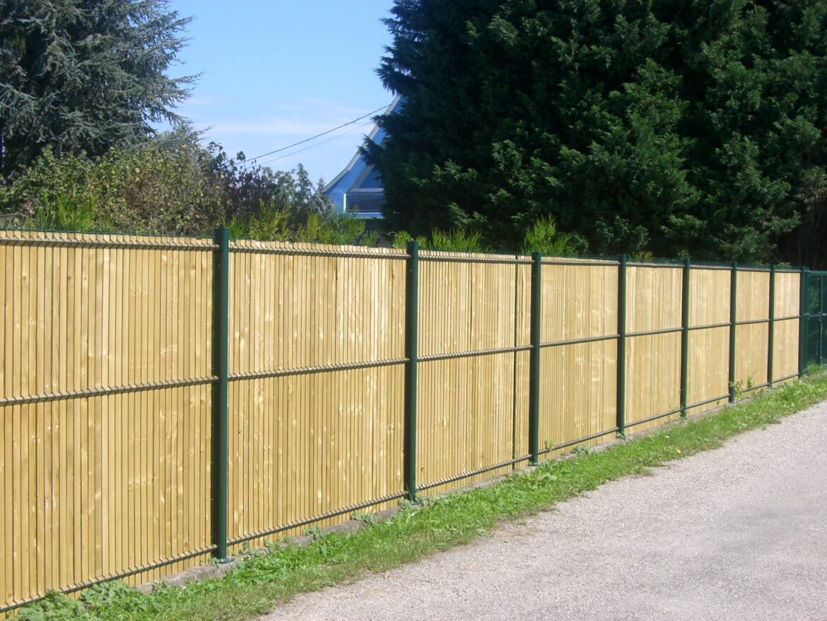Comment fixer des panneaux en bois sur du grillage ?