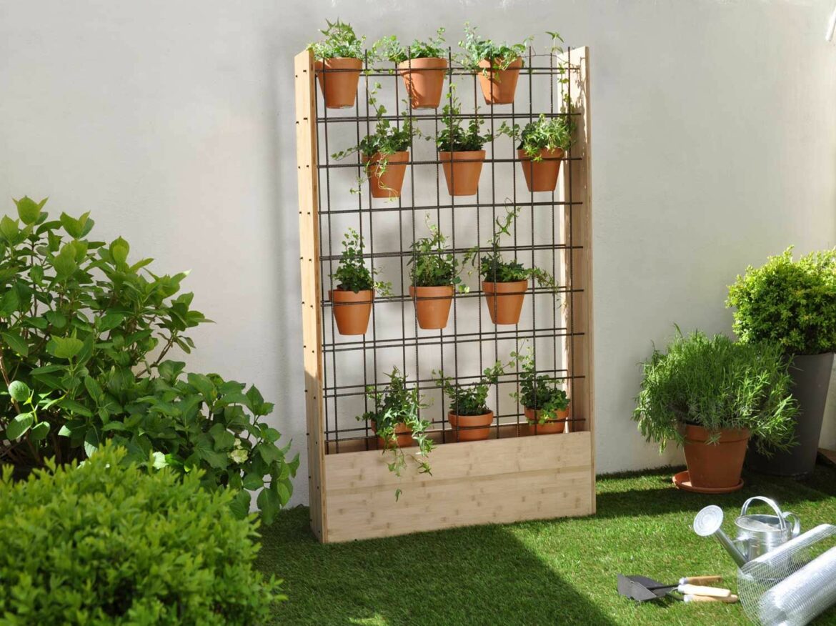 Comment fixer un claustra sur un mur ?