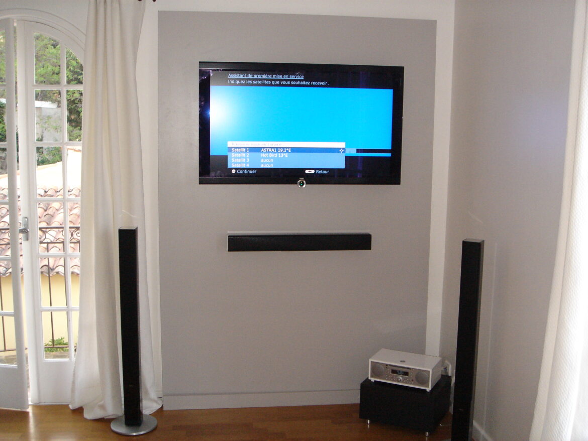 Comment fixer une télé au mur sans support ?