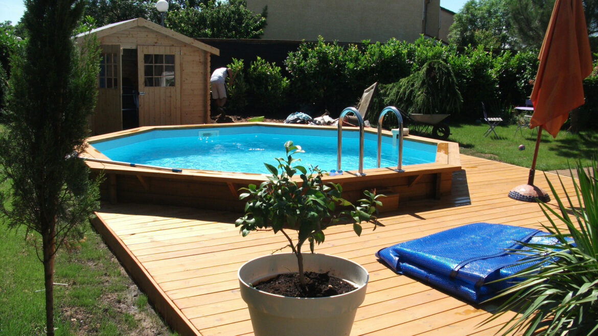 Comment habiller une piscine Semi-enterrée ?